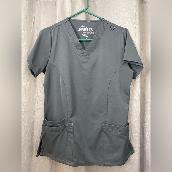 Women’s Scrub Top -Mini Marilyn - Picture 1 of 4